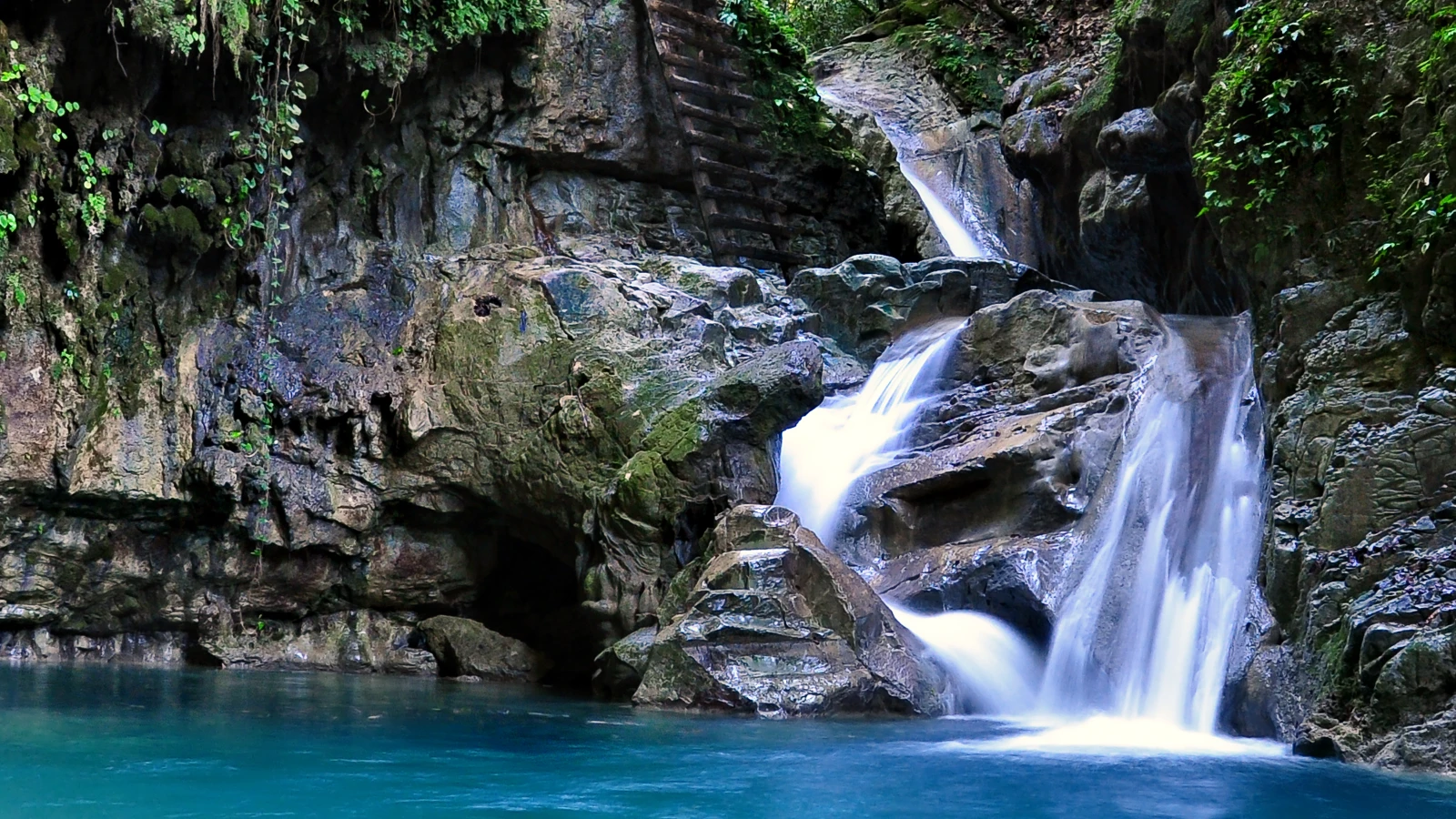 Visitantes saltando a las pozas de los 27 Charcos de Damajagua, Puerto Plata