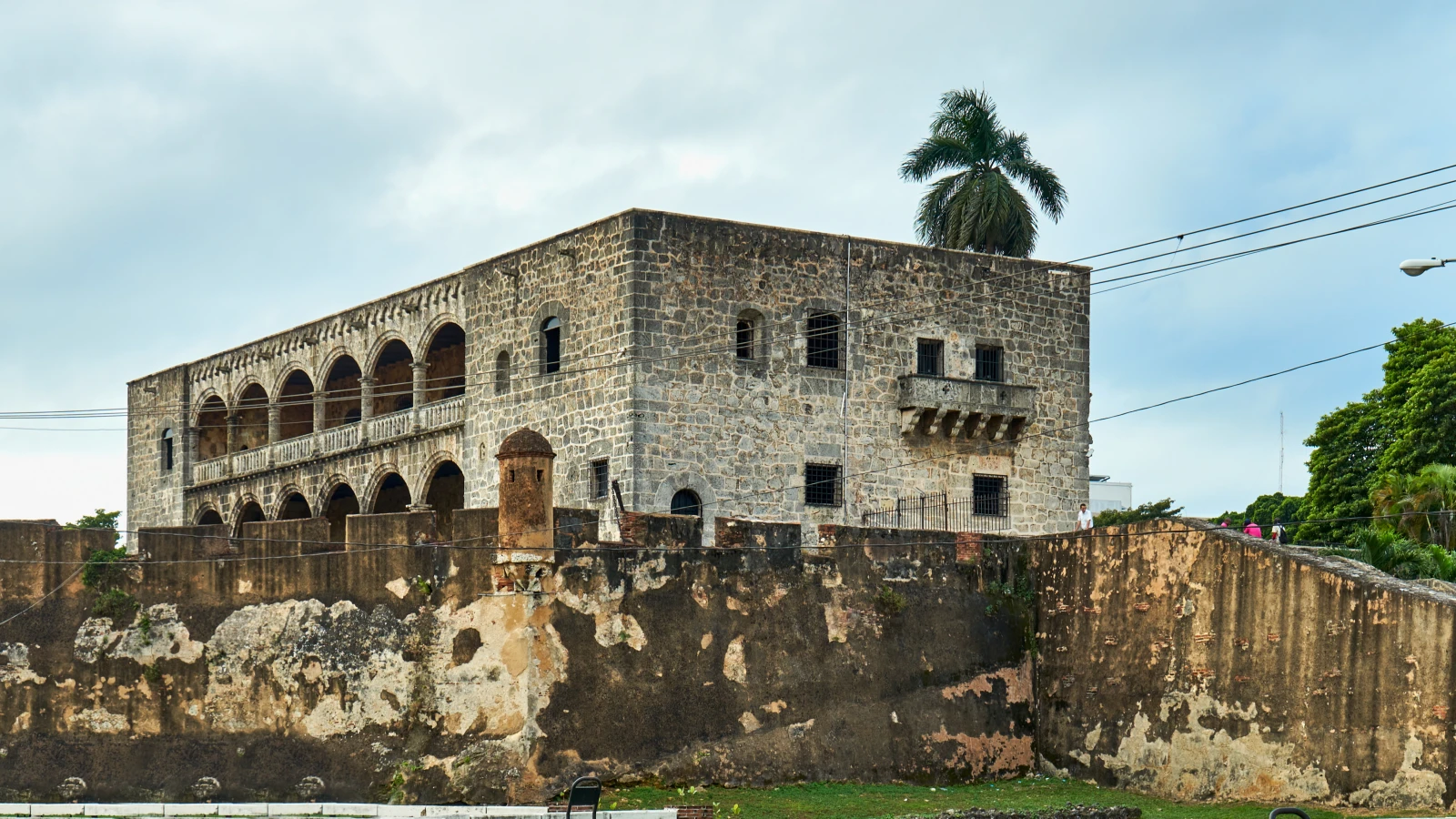 Fachada del Alcázar de Colón en la Plaza de España, Zona Colonial de Santo Domingo
