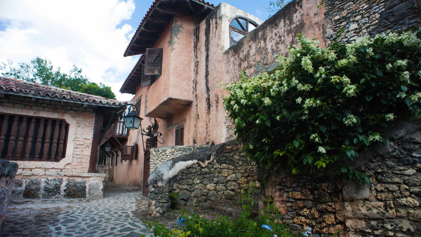 Calle empedrada y casas de piedra en Altos de Chavón, Casa de Campo, La Romana