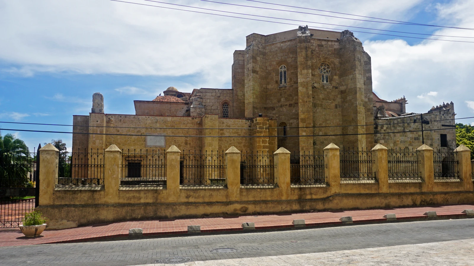 Fachada este de la Catedral Primada de América en la Zona Colonial de Santo Domingo