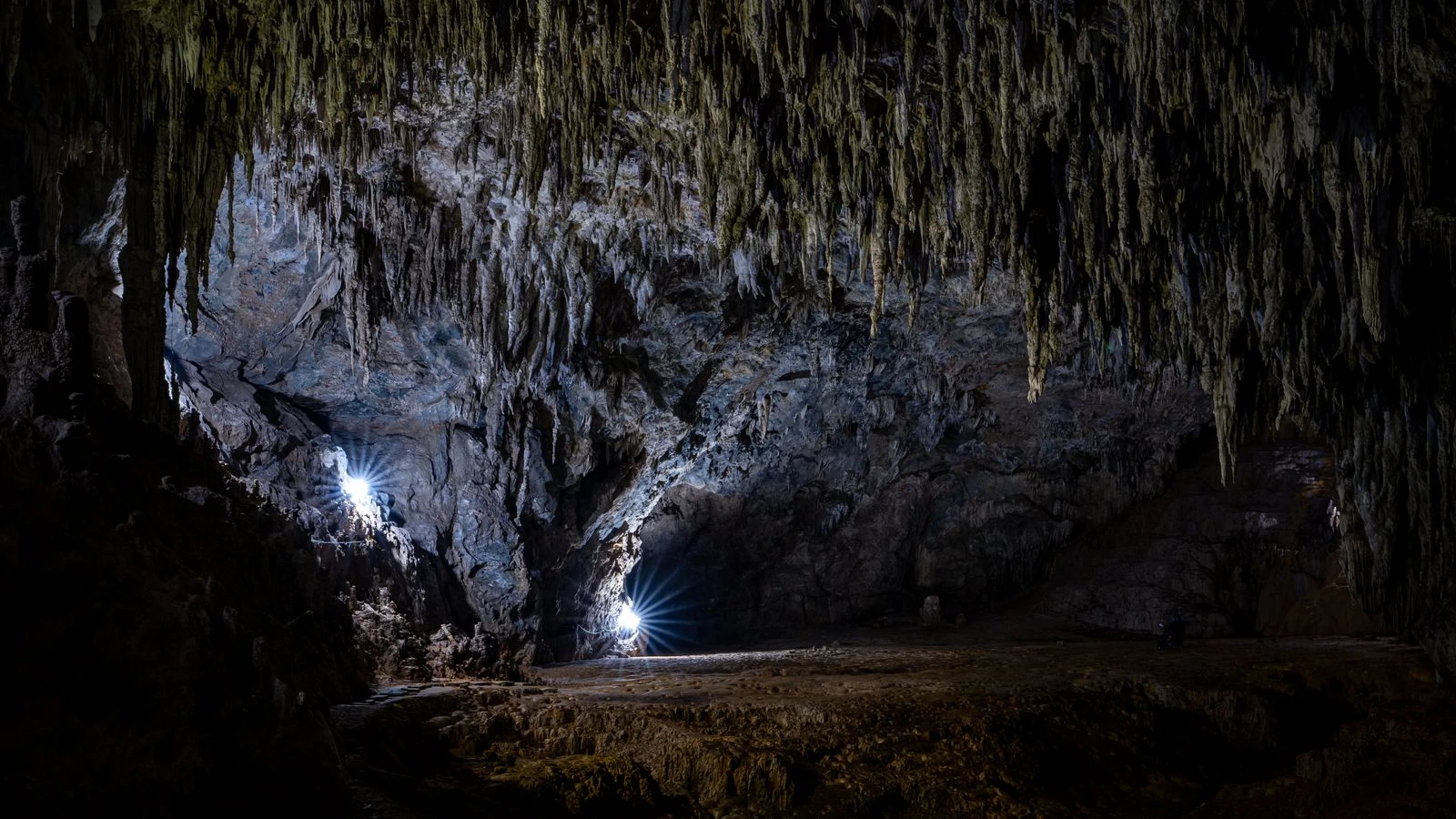 Interior de una cueva con estalactitas, como las de las Cuevas del Pomier en San Cristóbal