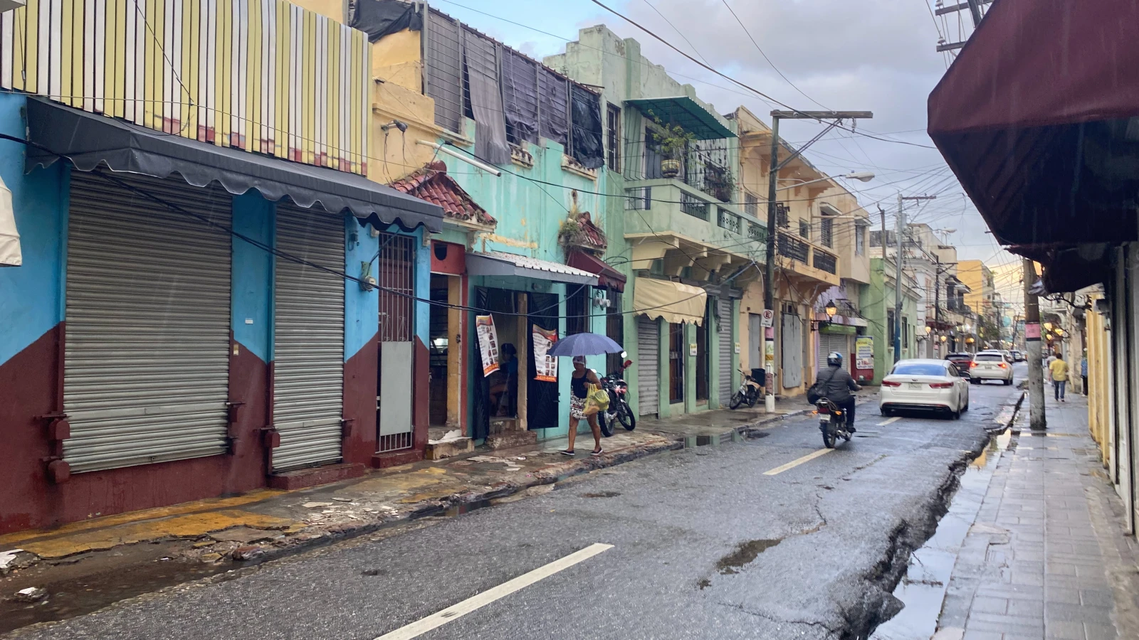 Calle Arzobispo Nouel en la Ciudad Colonial de Santo Domingo, con carros y motores circulando