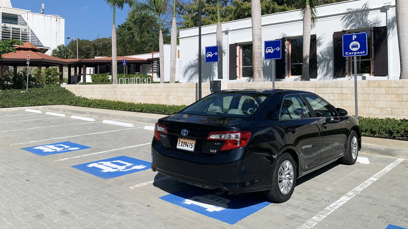 Un Toyota Camry negro estacionado en un parqueo en República Dominicana
