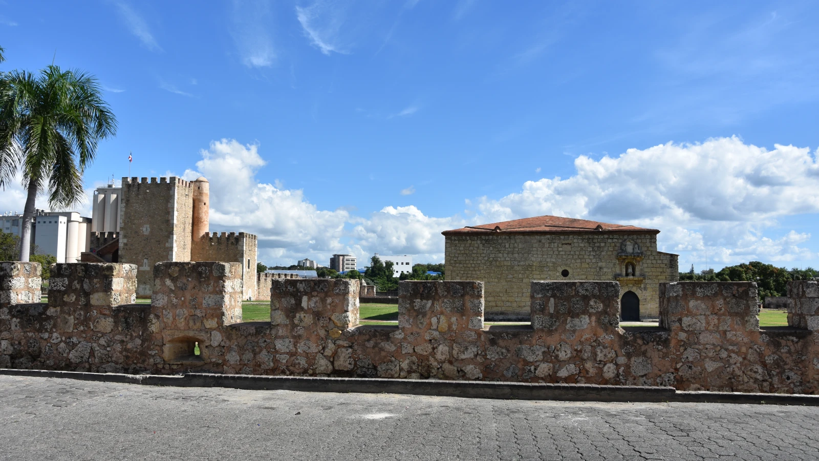 Exterior de la Fortaleza Ozama con su torre de piedra en la Zona Colonial de Santo Domingo