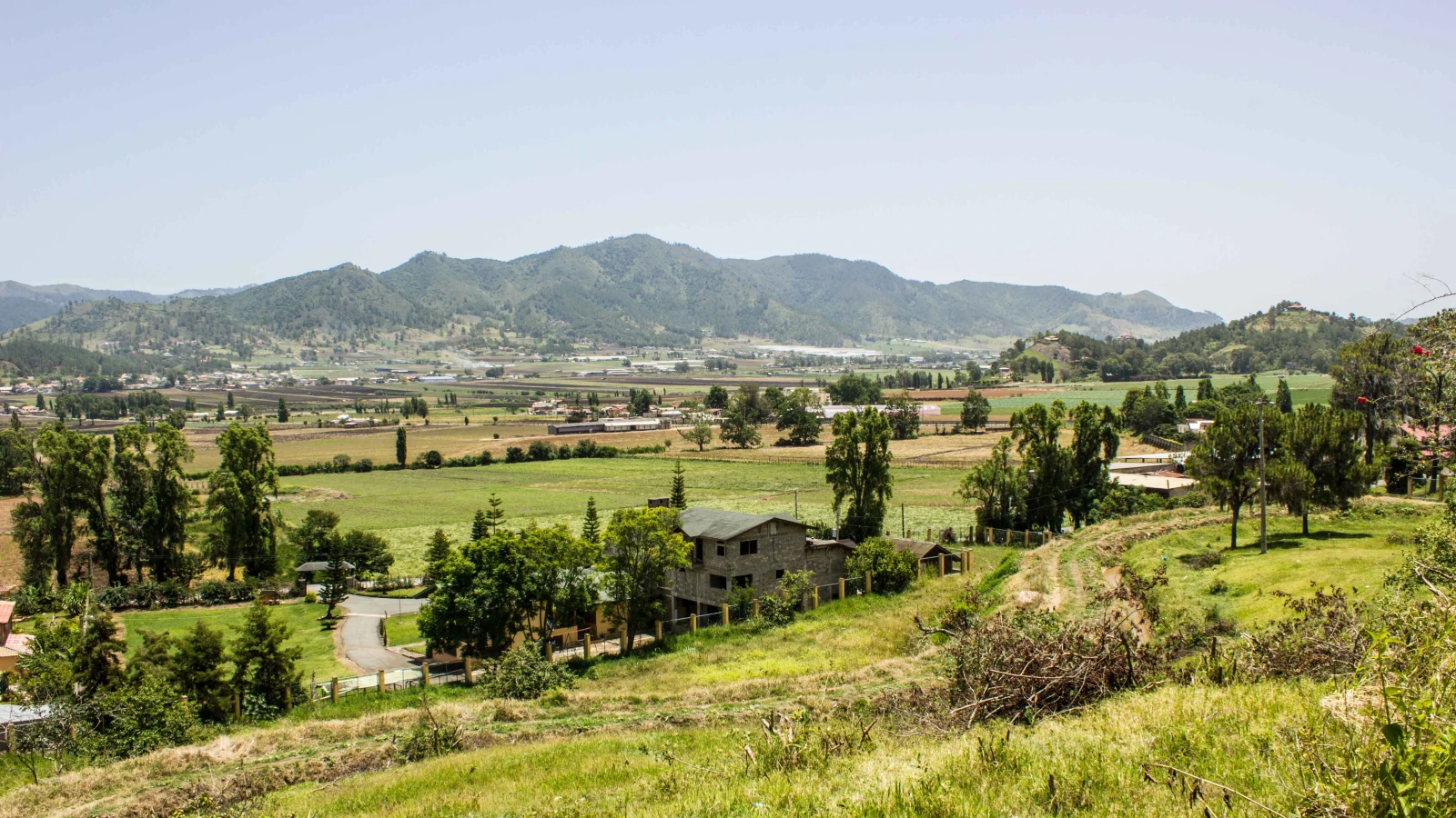 Valle montañoso de Constanza en la cordillera Central
