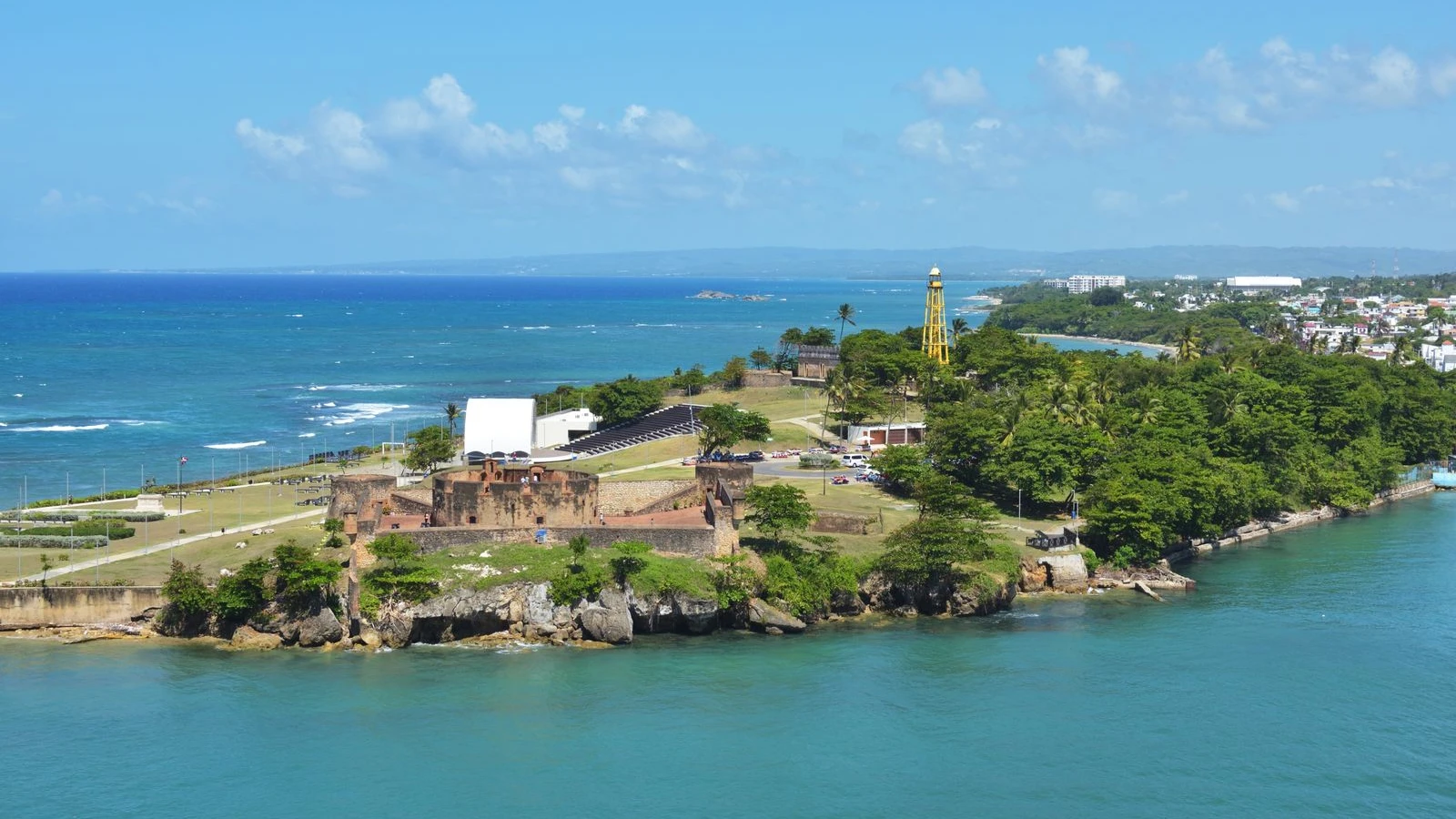 Vista aérea de la Fortaleza San Felipe en la punta del malecón de Puerto Plata, rodeada de mar turquesa