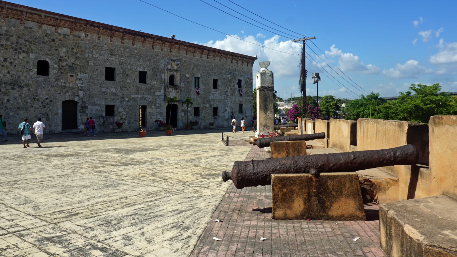 Fachada de piedra del Museo de las Casas Reales con cañones antiguos en la plaza, Zona Colonial de Santo Domingo
