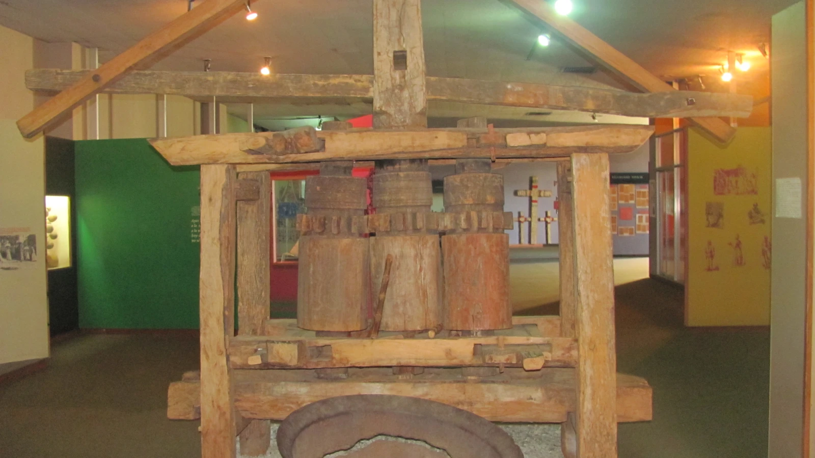 Trapiche de madera en exhibición en una sala del Museo del Hombre Dominicano, Santo Domingo