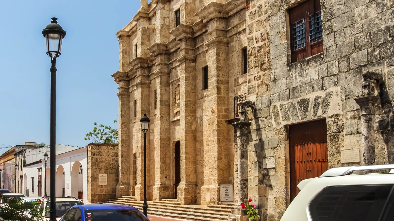 Fachada de piedra del Panteón Nacional en la Calle Las Damas, Zona Colonial de Santo Domingo