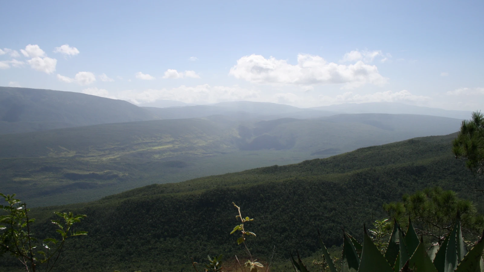 Vista del Hoyo de Pelempito desde el mirador en la Sierra de Bahoruco, Pedernales