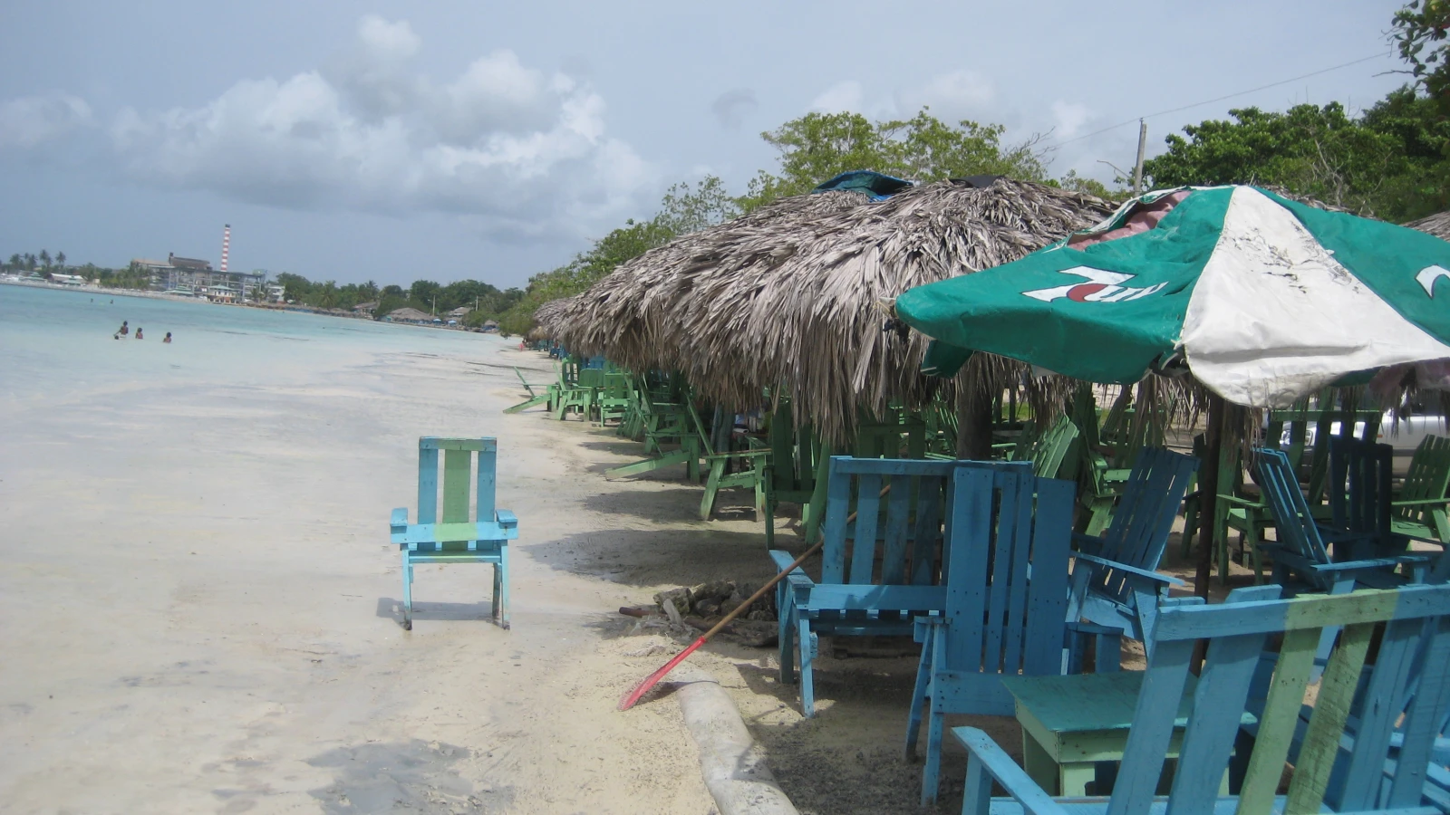 Playa de Boca Chica con botes y agua turquesa