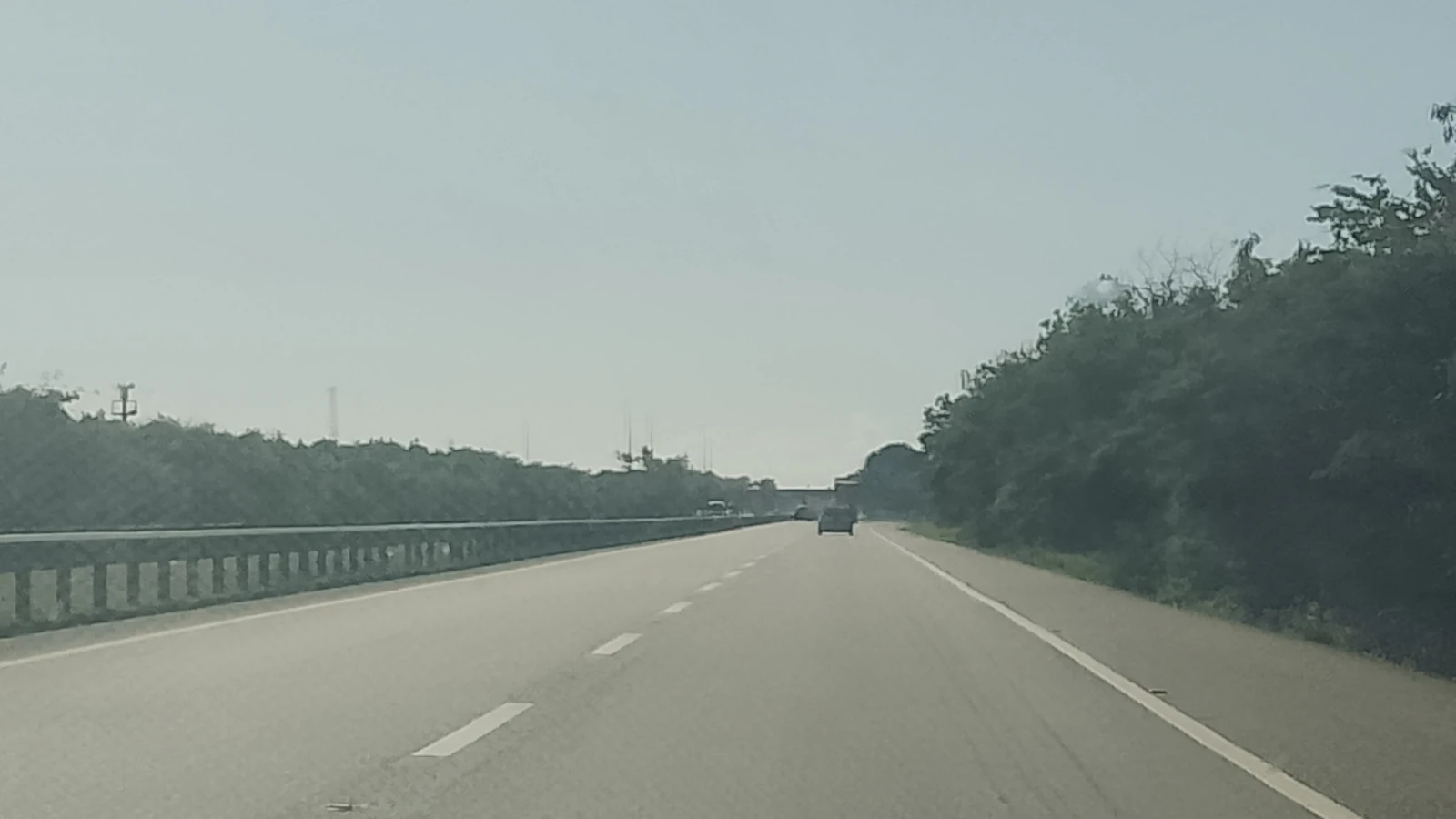 Carro manejando por la Autovía del Este, en el este de República Dominicana