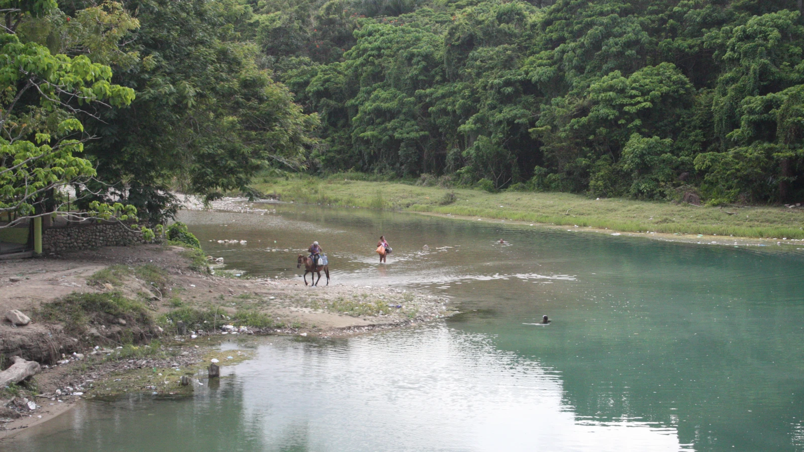 Qué llevar para un día de río en RD y cómo cuidar el carro en la orilla