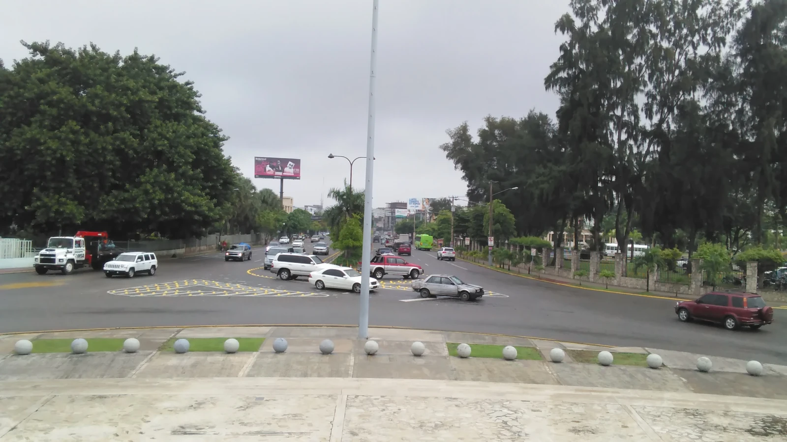 Tráfico en la avenida 27 de Febrero de Santo Domingo, vista desde la Plaza de la Bandera