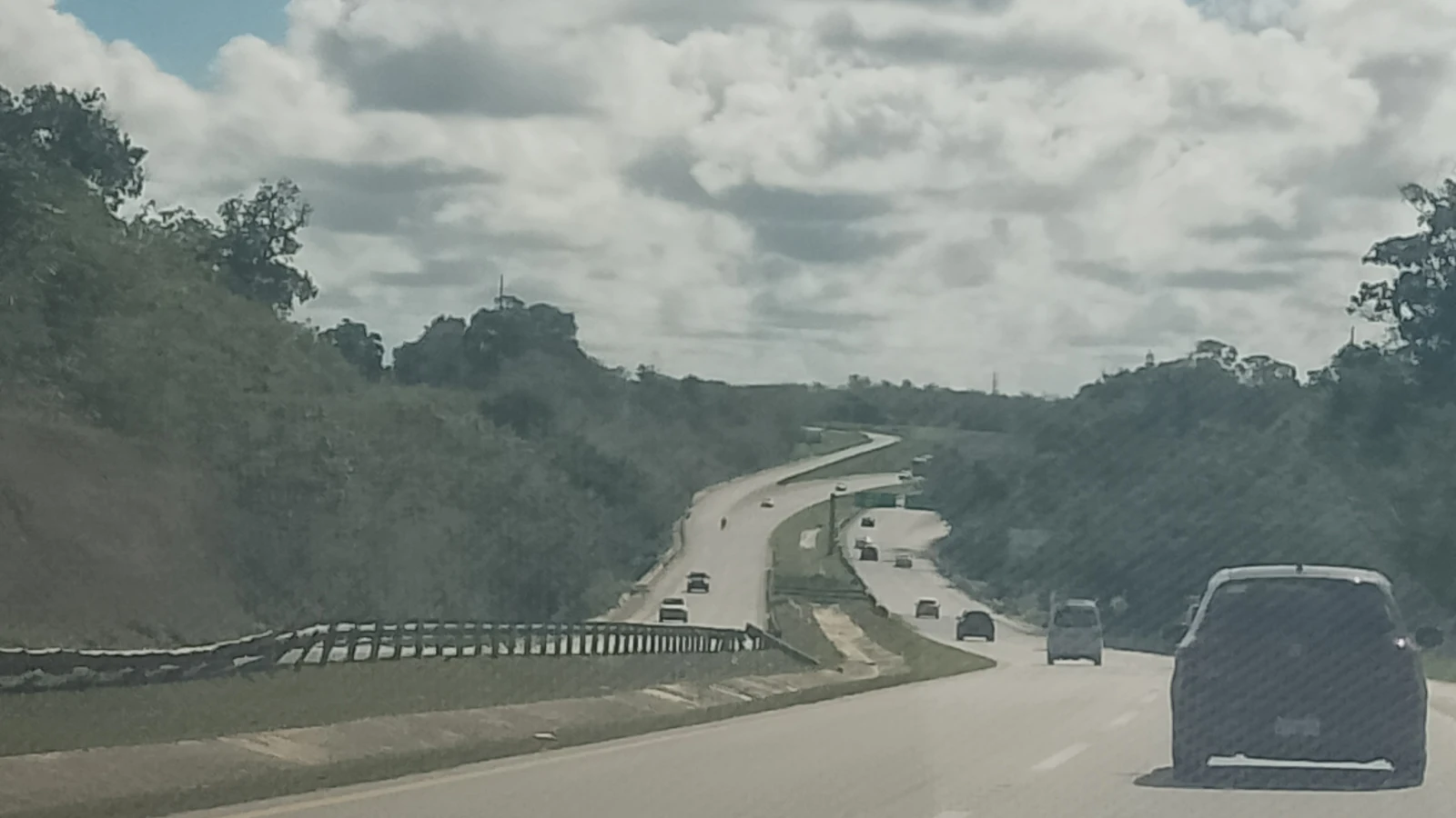 Carros circulando por la Autopista del Coral entre Punta Cana y La Romana