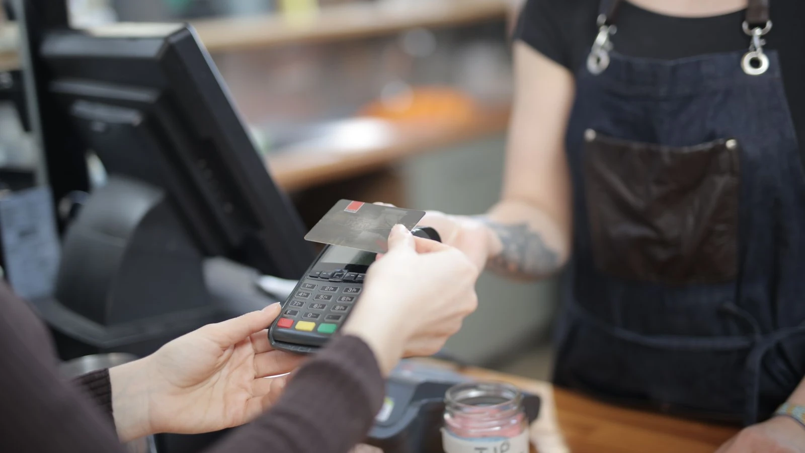 Cliente pagando con tarjeta en un terminal de pago