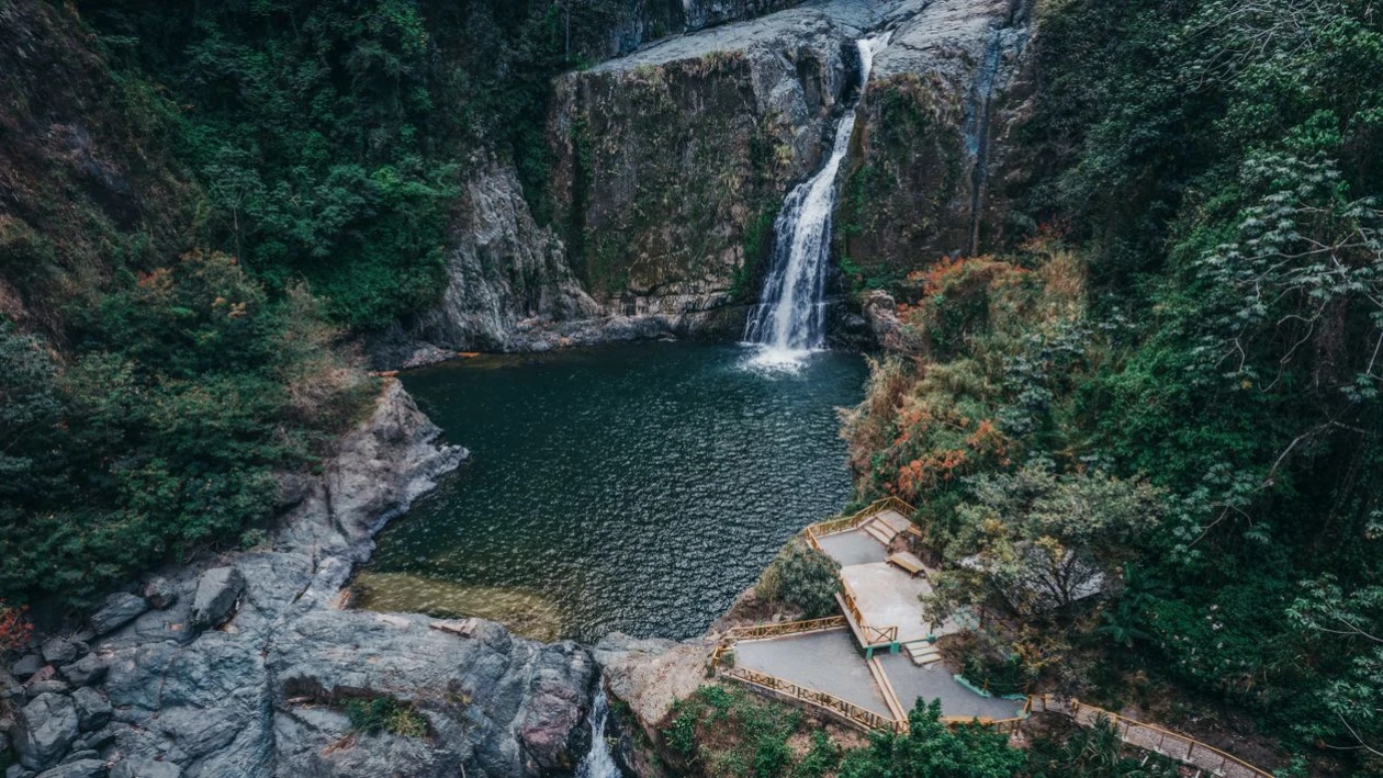 Cascada entre la selva de Jarabacoa, República Dominicana