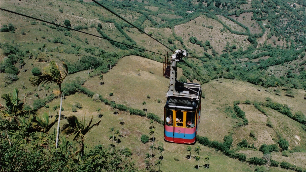 Teleférico de Puerto Plata subiendo la loma Isabel de Torres