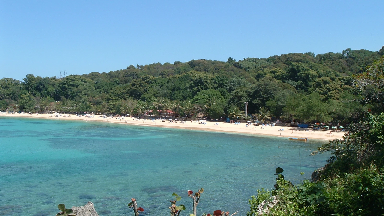 Bahía de Playa Sosúa vista desde arriba, con agua turquesa, arena clara y lomas verdes, en Puerto Plata