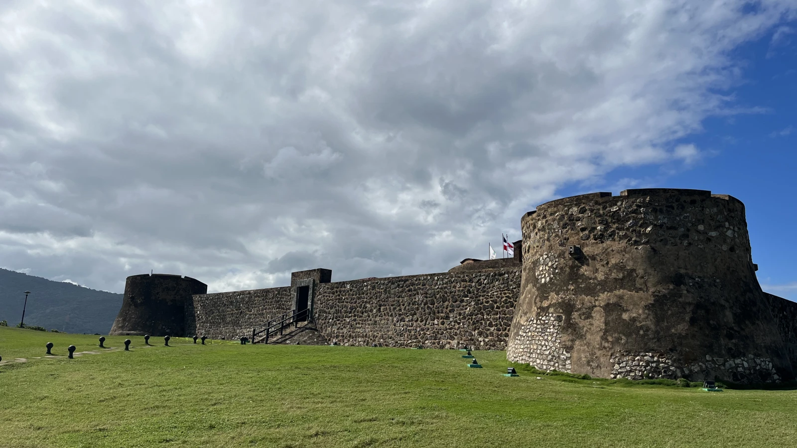 Murallas de piedra y torre redonda de la Fortaleza San Felipe en el Malecón de Puerto Plata