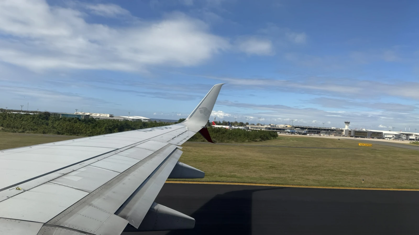 Ala de un avión en la pista del Aeropuerto Internacional de Las Américas, en Santo Domingo